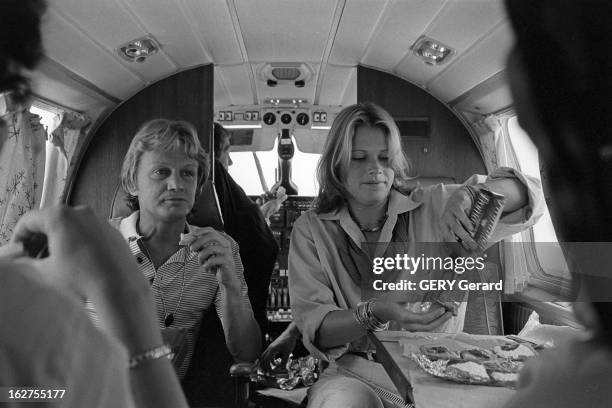 Claude Francois And His Bride Kathalyn Jones, A Young American Model. En France, en juillet 1977, Claude FRANCOIS avec sa fiancée Kathalyn JONES,...