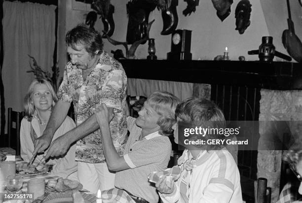 Claude Francois And His Bride Kathalyn Jones, A Young American Model. En France, en juillet 1977, Claude FRANCOIS avec sa fiancée Kathalyn JONES,...