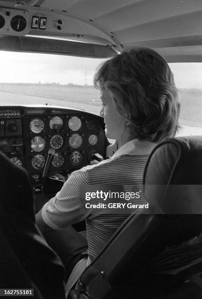 Claude Francois And His Bride Kathalyn Jones, A Young American Model. En France, en juillet 1977, Claude FRANCOIS aux commandes de son avion privé.