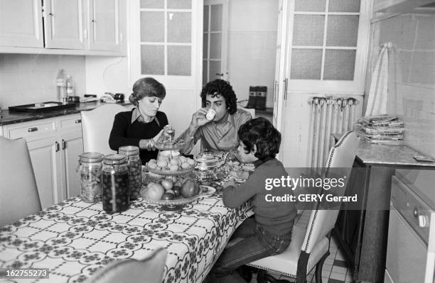 Rendezvous With Enrico Macias. France, Paris, 28 février 1976, le chanteur Enrico MACIAS prépare un spectacle sur la scène de l'Olympia. Ici on le...