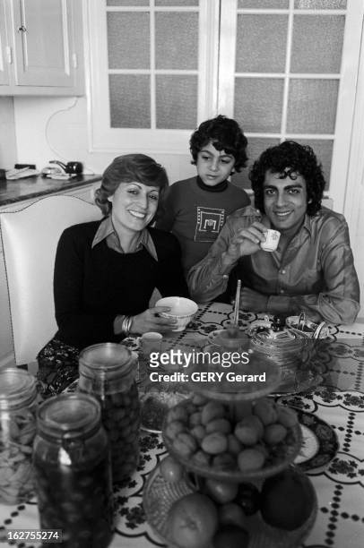 Rendezvous With Enrico Macias. France, Paris, 28 février 1976, le chanteur Enrico MACIAS prépare un spectacle sur la scène de l'Olympia. Ici on le...