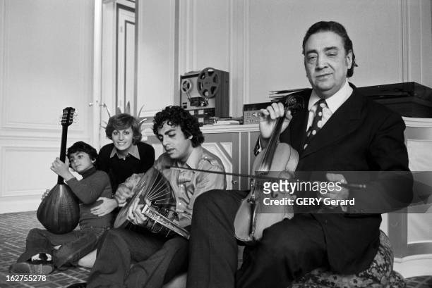 Rendezvous With Enrico Macias. France, Paris, 28 février 1976, le chanteur Enrico MACIAS prépare un spectacle sur la scène de l'Olympia. Ici on le...