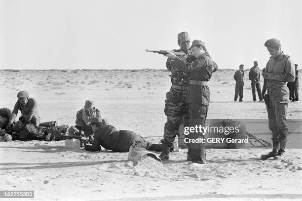 Mauritanian Army Training. En Mauritanie, en novembre 1977, Mme la présidente Mariem OULD DADDAH participe à l'entrainement militaire sur la plage...