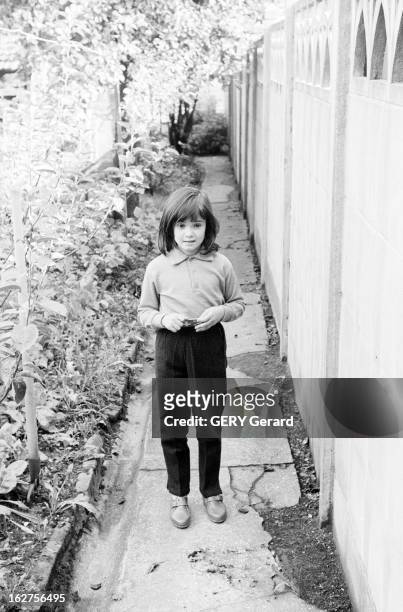 Kidnapping Of Nadine Plantagenest By Andre Berthaud. Orange, en octobre 1961. Nadine PLANTAGENEST, 9 ans, retrouve sa famille après avoir été enlevée...