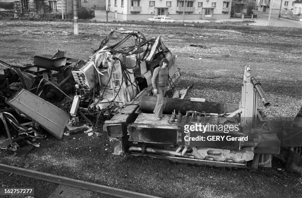 Car Crash In Bar Le Duc. En avril 1976, en France à Bar Le Duc, Gérard GASSON, tombe en panne sur une passage à niveau avec sa vieille traction...