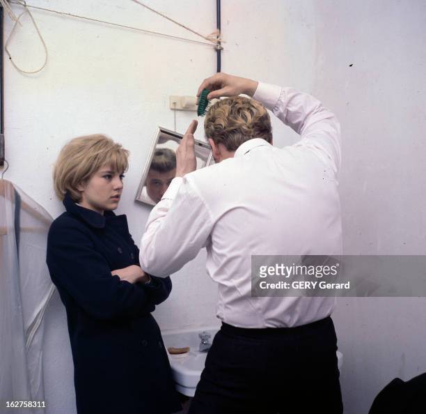 Close-Up Of Sylvie Vartan And Johnny Hallyday. En 1963, dans les coulisses lors d'un concert, le chanteur Johnny HALLYDAY de dos, se coiffant, aux...