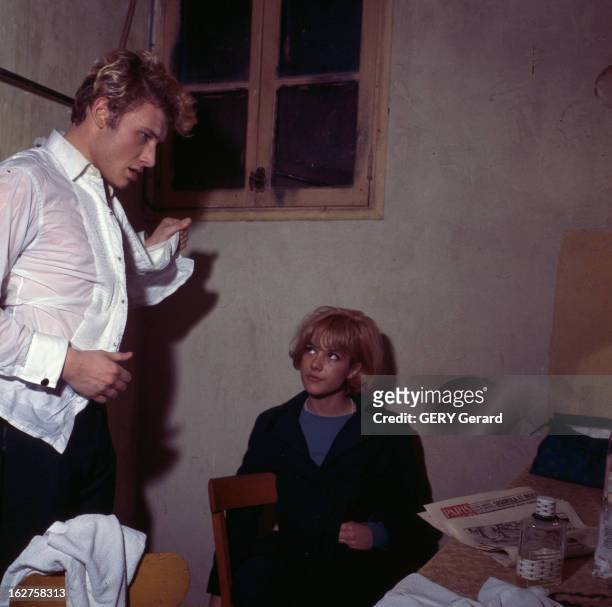 Close-Up Of Sylvie Vartan And Johnny Hallyday. En 1963, dans une loge lors d'un concert, la chanteuse Sylvie VARTAN assise, regardant son compagnon...