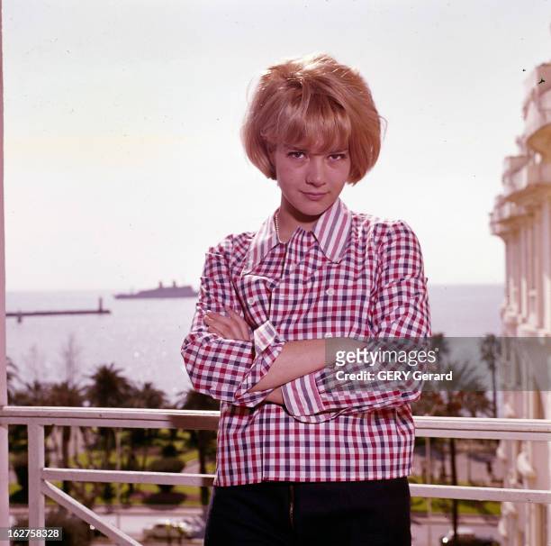 Close-Up Of Sylvie Vartan And Johnny Hallyday. En 1963, dans une chambre d'hôtel, devant l'embrasure d'une fenêtre, la chanteuse Sylvie VARTAN en...