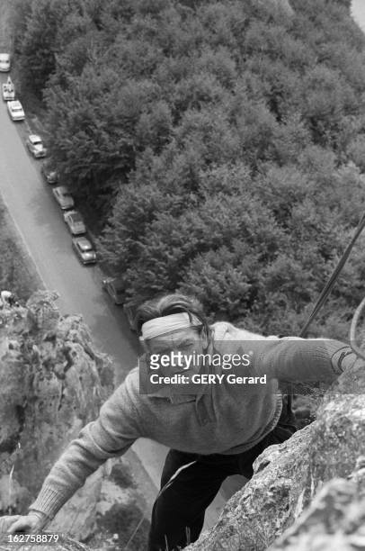 Jean Marais Learns Climbing On A Cliff In Yonne. En France dans l'Yonne, le 2 mai 1961, l'acteur Jean MARAIS s'initie à l'alpinisme sur une falaise....