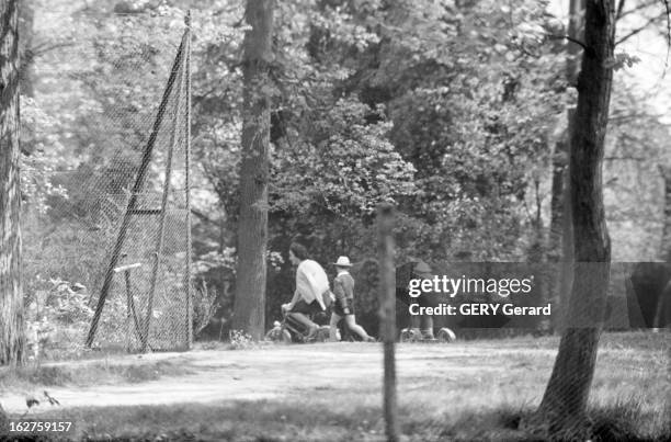 Eric Peugeot Kidnapping. Au parc du golf de Saint-Cloud, en mai 1960. Reconstitution par la police de l'enlèvement d'Eric PEUGEOT, quatre ans et...