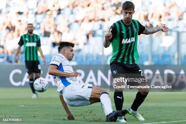 Berat Djimsiti of Atalanta BC competes for the ball with Mattia Viti of US Sassuolo during the Serie A TIM match between US Sassuolo and Atalanta BC...