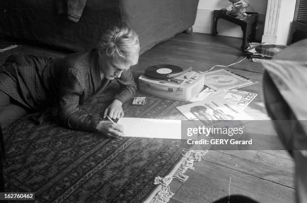 Singer Christophe And The Young Woman Who Inspired The Song 'Aline'. En France, à Juvisy-sur-Orge et à la mer, en septembre 1965, le chanteur...