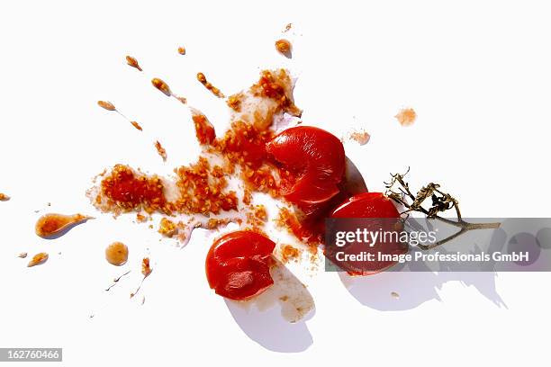 squashed tomatoes on white background, close-up, overhead view - crushed photos et images de collection