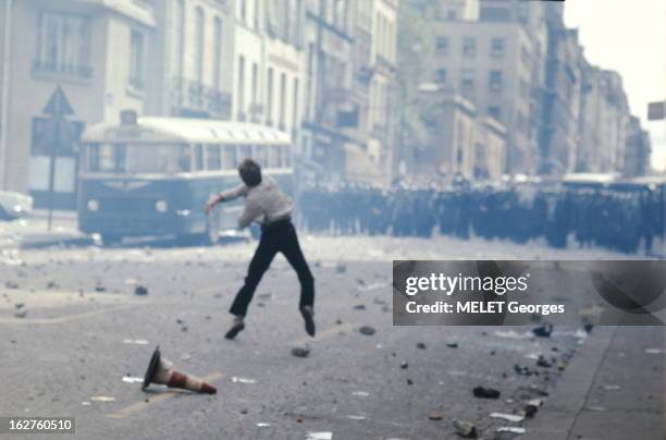 Events Of May 1968 In Paris: May 6Th. 6 mai 1968. Affrontements entre forces de l'ordre et étudiants dans les rues de PARIS : attitude d'un étudiant...