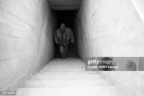 Anti-Atomic Shelters In France. En France, en septembre 1961. Simulation d'une attaque nucléaire dans les abris anti-atomiques du centre d'études de...