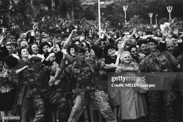 The Algiers Putsch. Des légionnaires du 1er REP contenant la foule.