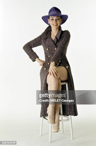 Genevieve Grad Poses In Studio. En mai 1970, lors d'une séance de photographies de mode en studio, l'actrice Geneviève GRAD assise souriante sur un...