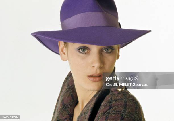 Genevieve Grad Poses In Studio. En mai 1970, portrait de l'actrice Geneviève GRAD coiffée d'un chapeau violet, lors d'une séance de photographies de...