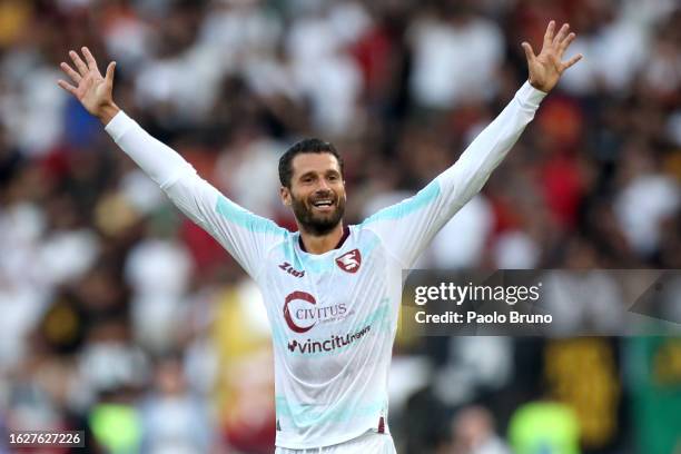 Antonio Candreva of US Salernitana celebrates after scoring the team's first goal to equalise during the Serie A TIM match between AS Roma and US...