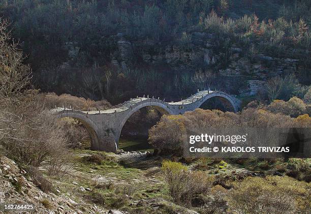 bagia stone bridge (greece, epirus, zagoria, kipi) - kipi stock pictures, royalty-free photos & images