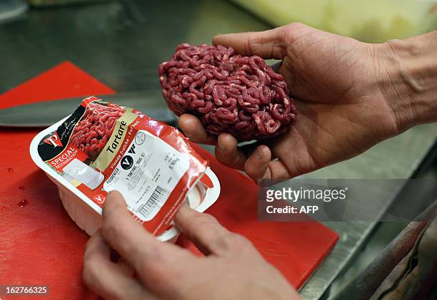 Cooks prepare hachis parmentier de boeuf with minced meat in the kitchen of a restaurant in Paris, on February 22 AFP PHOTO THOMAS SAMSON