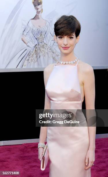 Actress Anne Hathaway arrives at the Oscars at Hollywood & Highland Center on February 24, 2013 in Hollywood, California.