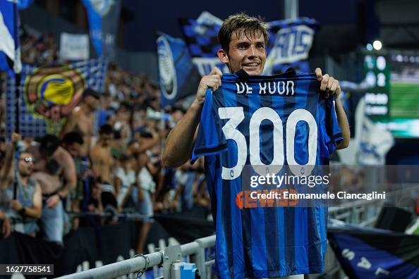 Marten de Roon of Atalanta BC celebrates after the Serie A TIM match ...