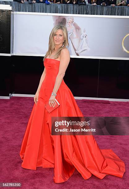 Actress Jennifer Aniston arrives at the Oscars at Hollywood & Highland Center on February 24, 2013 in Hollywood, California.