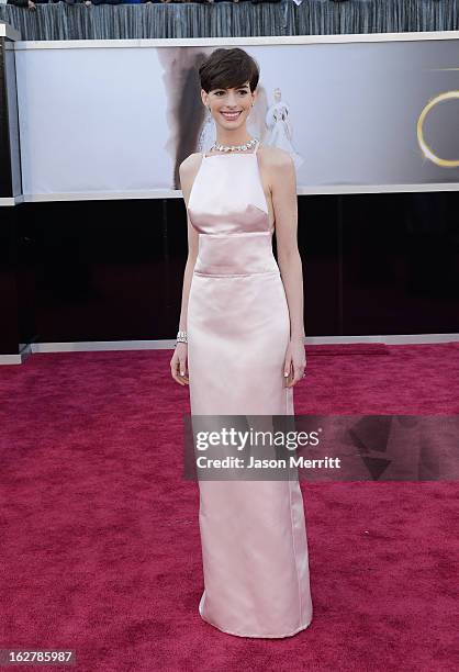 Actress Anne Hathaway arrives at the Oscars at Hollywood & Highland Center on February 24, 2013 in Hollywood, California.