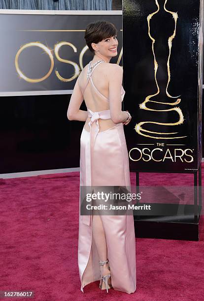 Actress Anne Hathaway arrives at the Oscars at Hollywood & Highland Center on February 24, 2013 in Hollywood, California.