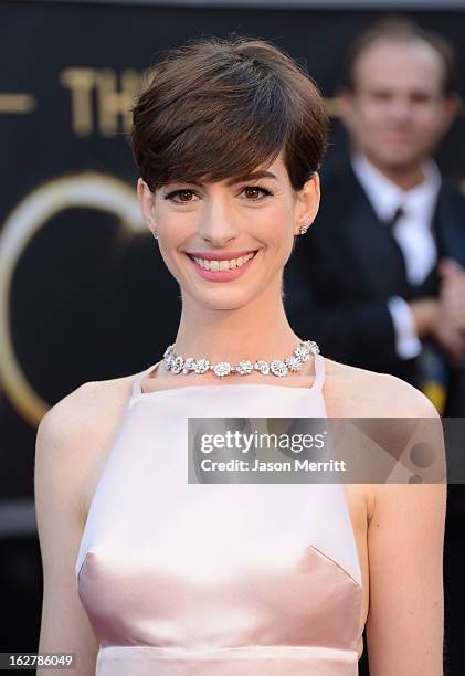 Actress Anne Hathaway arrives at the Oscars at Hollywood & Highland Center on February 24, 2013 in Hollywood, California.