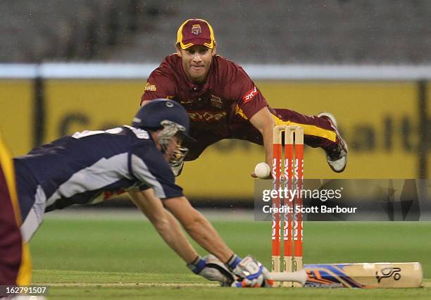 Greg Moller of the Bulls attempts to run out Peter Handscomb of the Bushrangers during the Ryobi One Day Cup final match between the Victorian...