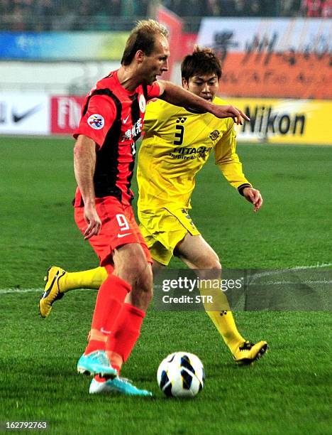 Guizhou Renhe's Zlatan Muslimovic tussles for the ball with Kashiwa Reysol's Kondo in the AFC Champions group H match in Guiyang Olympic Centre...