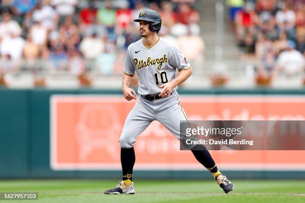 Bryan Reynolds of the Pittsburgh Pirates takes a lead from second base against the Minnesota Twins in the seventh inning at Target Field on August...