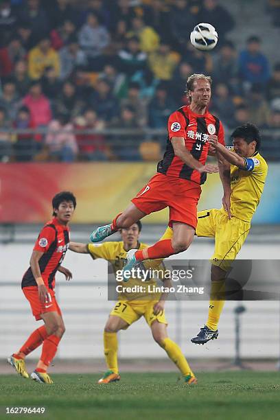 Zlatan Muslimovic of Guizhou Renhe competes for an aerial ball with Otani of Kashiwa Reysol during the AFC Champions League match between Guizhou...