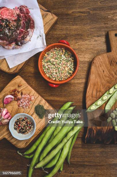 haricots verts crus frais avec des légumineuses et de la viande pour préparer le dîner. - boucherie photos et images de collection