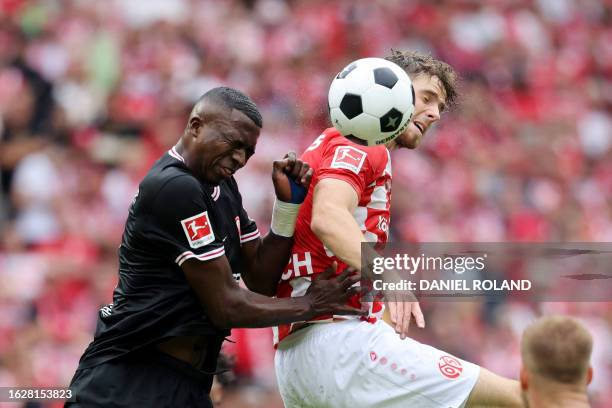 Frankfurt's Ecuadorian defender Willian Pacho and Mainz' German midfielder Anton Stach vie for the ball during the German first division Bundesliga...