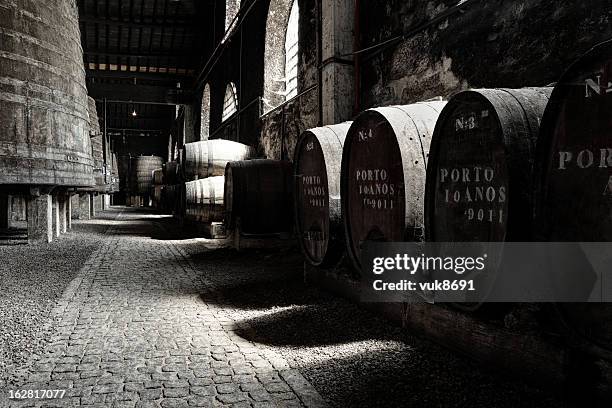 antigua bodega de vinos de oporto - bodega de vino fotografías e imágenes de stock