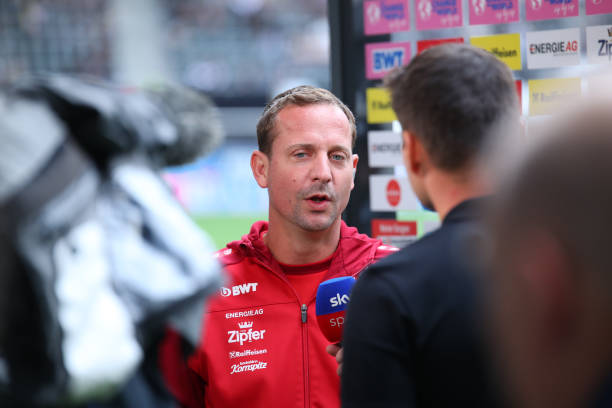 Head coach Thomas Sageder of LASK during the Admiral Bundesliga match between LASK and Austria Wien at Raiffeisen Arena on August 27, 2023 in Linz,...