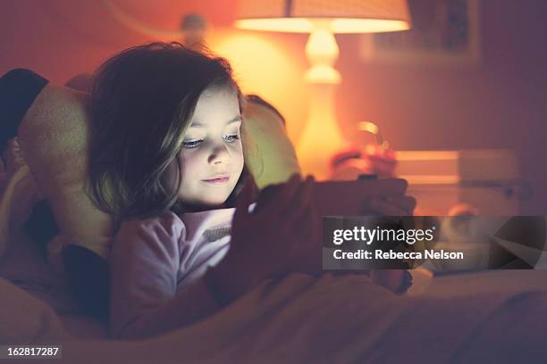 little girl using tablet - alleen één meisje stockfoto's en -beelden