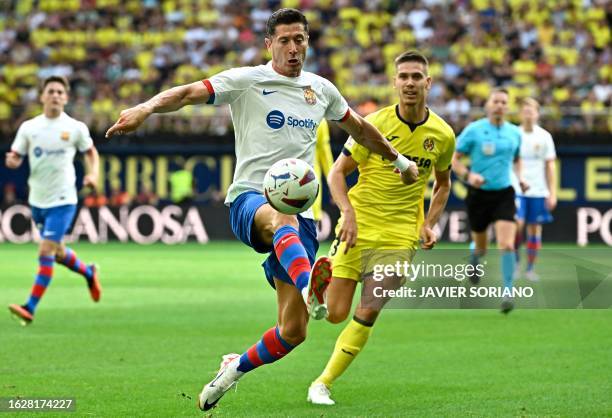 Barcelona's Polish forward Robert Lewandowski controls the ball during the Spanish Liga football match between Villarreal CF and FC Barcelona at La...