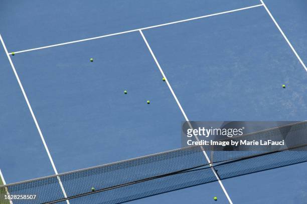 blue tennis court surface lines and net - tennis ball on court stock pictures, royalty-free photos & images