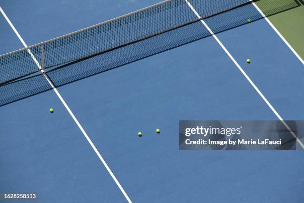 blue tennis court surface and net - tennis ball on court stock pictures, royalty-free photos & images