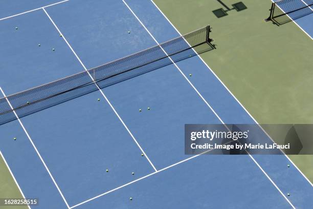 blue tennis court surface and lines - filet de tennis photos et images de collection