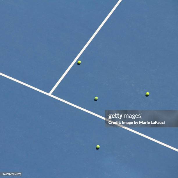 blue tennis court surface lines and tennis balls - four square ball stock pictures, royalty-free photos & images