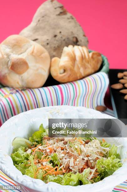 salad with almonds and honey - krulandijvie stockfoto's en -beelden
