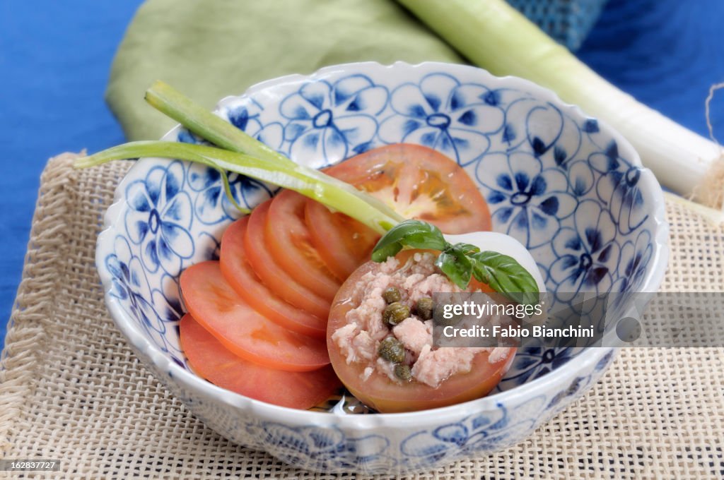Salad with tuna, tomatoes, capers and onion
