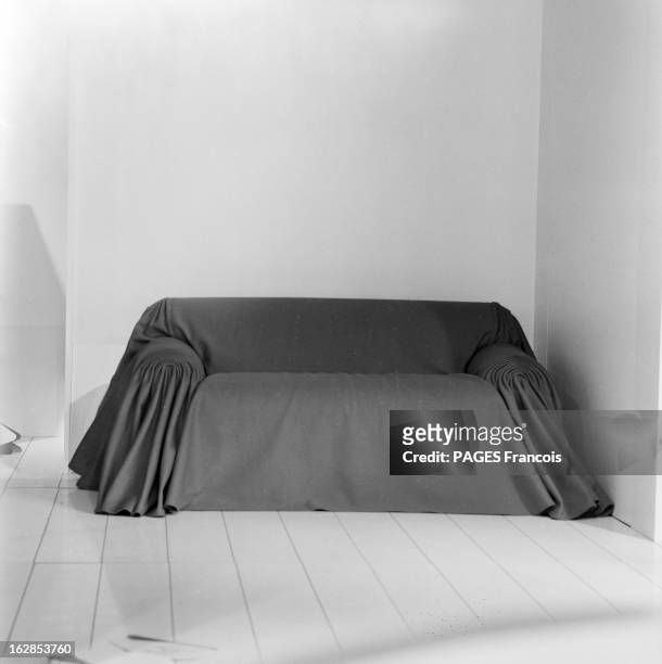 Furniture & Decoration. En 1983, présentation de meubles design pour la maison, aux lignes moderne et épurées. Ici un petit canapé recouvert d'un...
