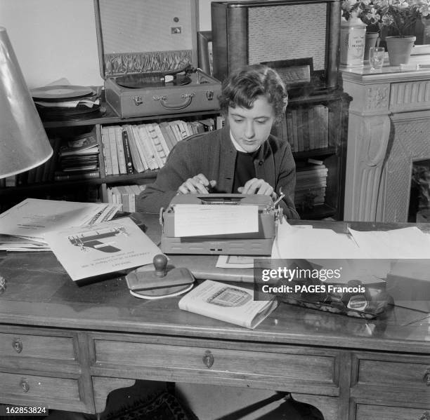 Rendezvous With Francoise Sagan. Françoise SAGAN terminant son troisième roman : assise à sa table de travail devant sa machine à écrire un stylo à...