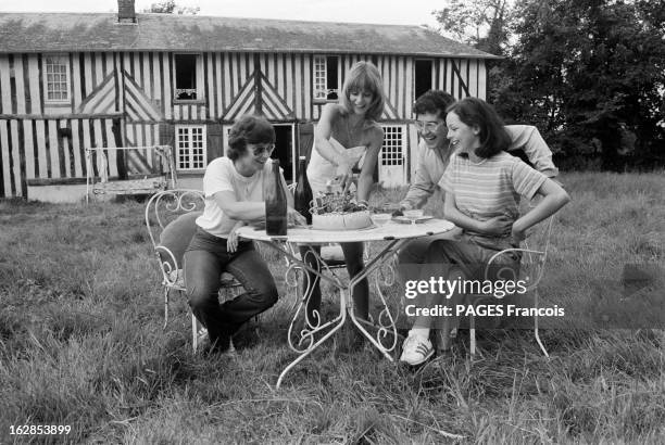 Rendezvous With Dorothee In Deauville. En Juillet 1980, dans sa ferme de Normandie Dorothée, comédienne dans le film de Robert Enrico 'PILE OU FACE',...